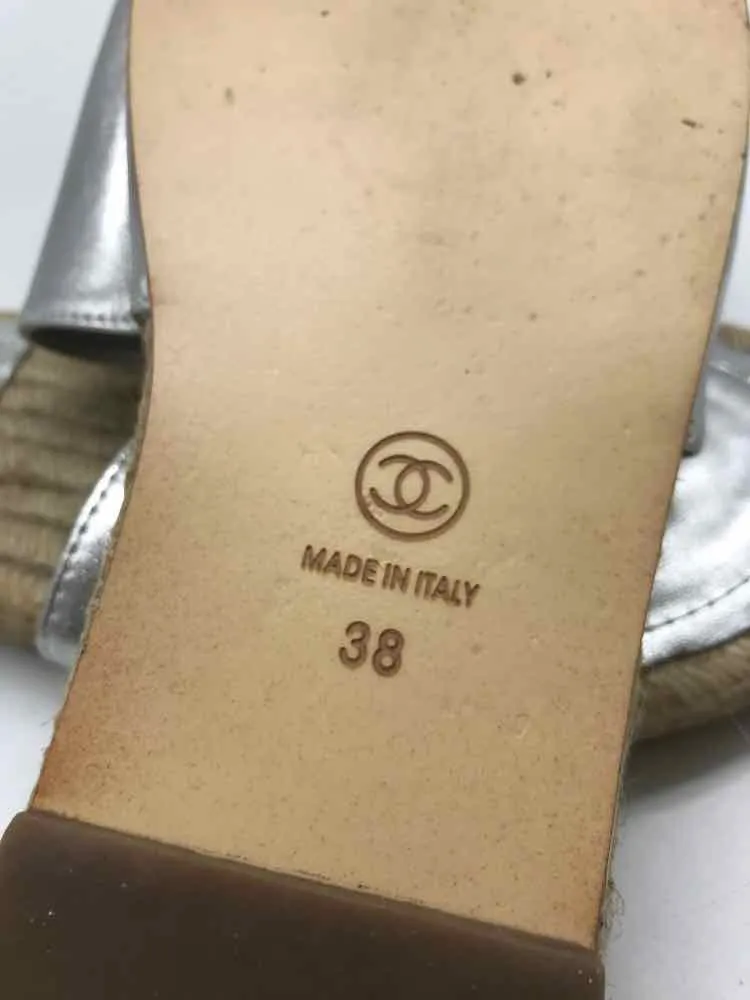 Pre-Owned Chanel Silver Size 38 Espadrille Sandals